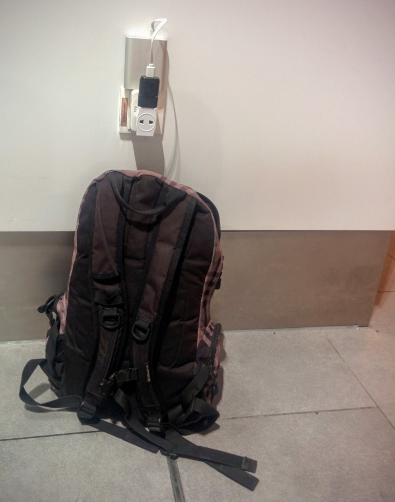 Správný cestovatel trávící noc na letišti potřebuje jen dvě věci: Wifi a elektřinu