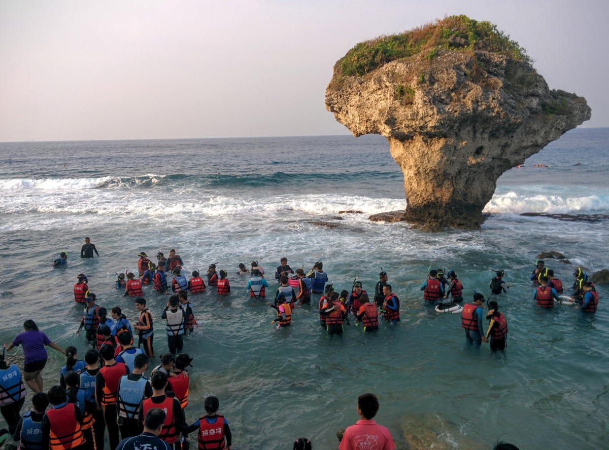 Taiwanci berou šnorchlování v moři o poznání vážněji než my